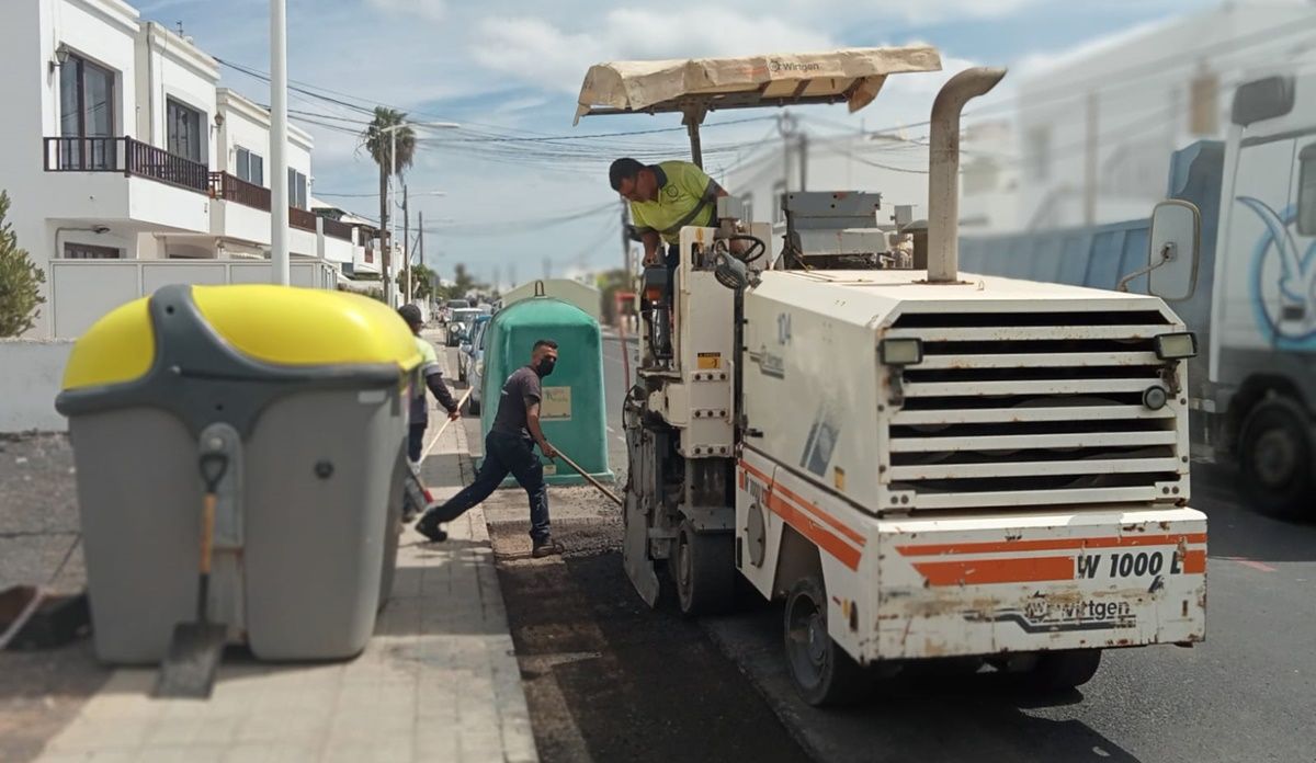 Reparación de contenedores afectados por quemas en San Bartolomé