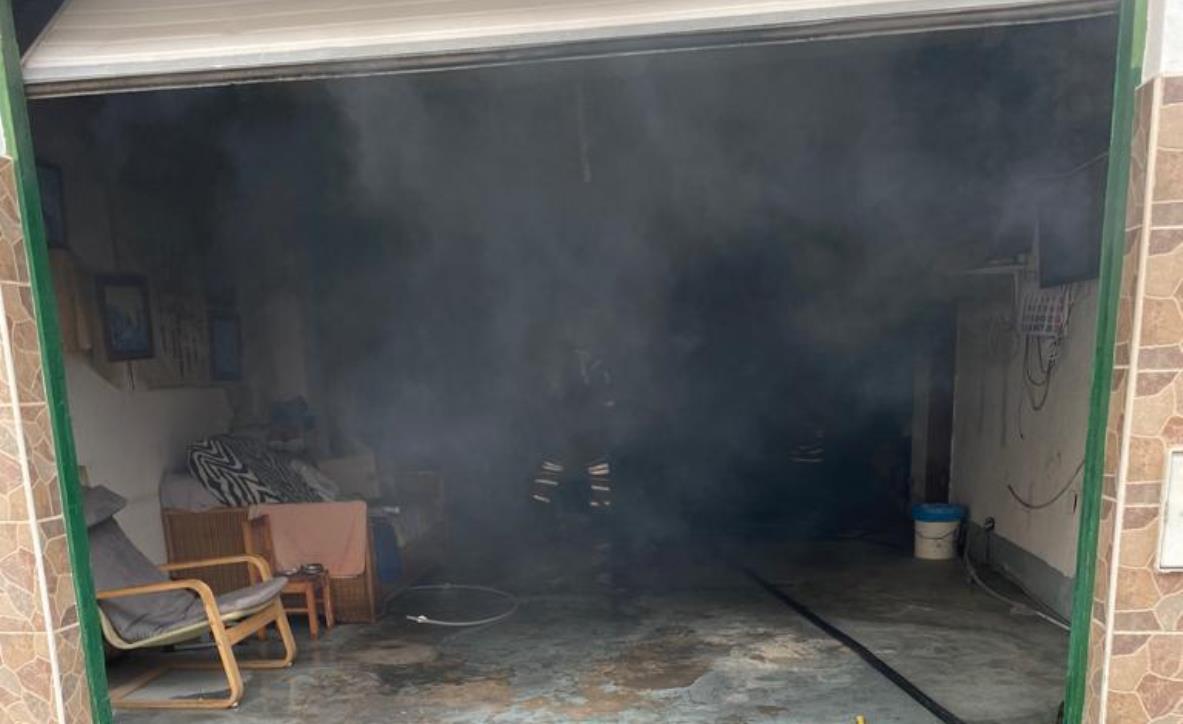 Incendio de un vehículo en el interior de un garaje