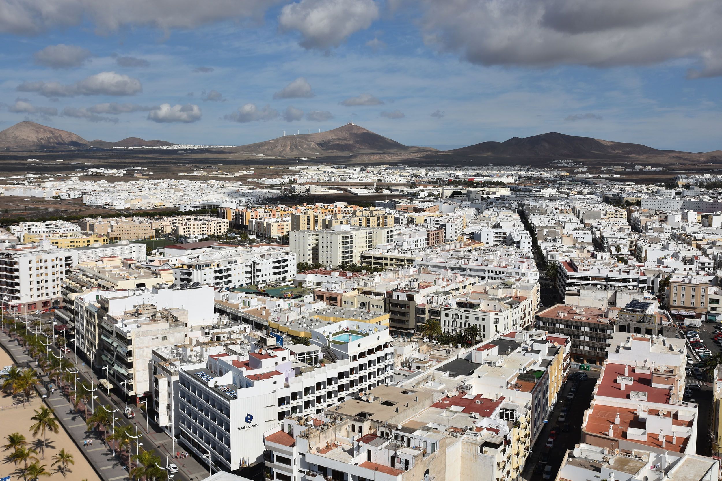 Vista aérea de viviendas en Arrecife, donde hay gran escasez de pisos en alquiler