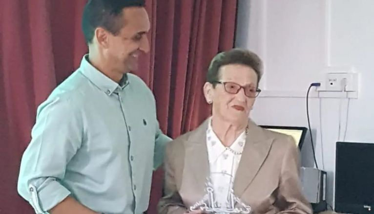 Rosalía Acosta recibiendo los reconocimientos Rosalía Acosta recibiendo los reconocimientos