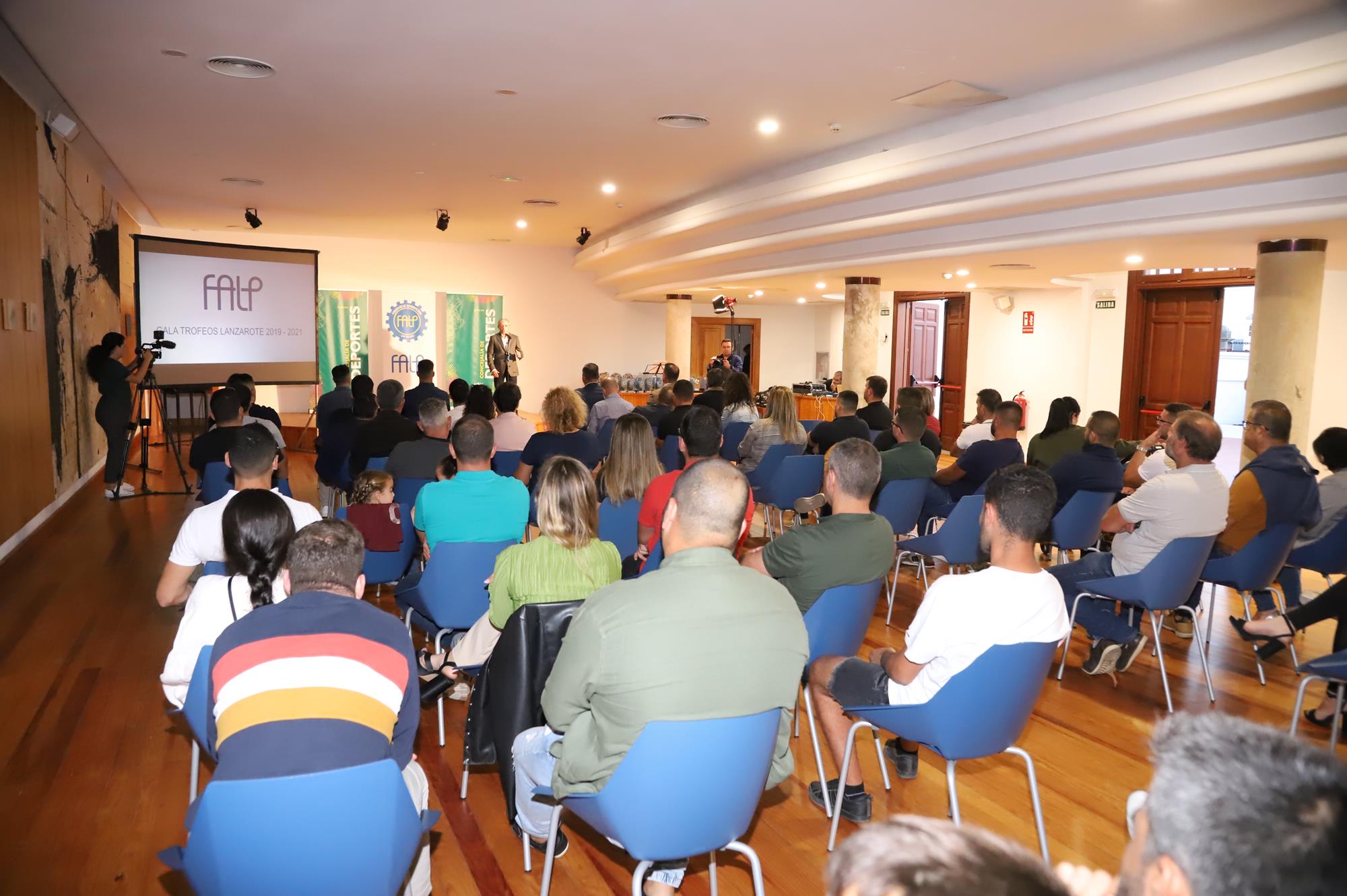 Entrega de trofeos de las temporadas 2019 y 2021 Entrega de trofeos de las temporadas 2019 y 2021