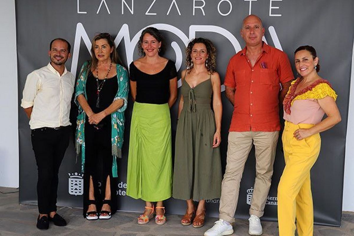 Integrantes de Lanzarote Moda con Ariagona González