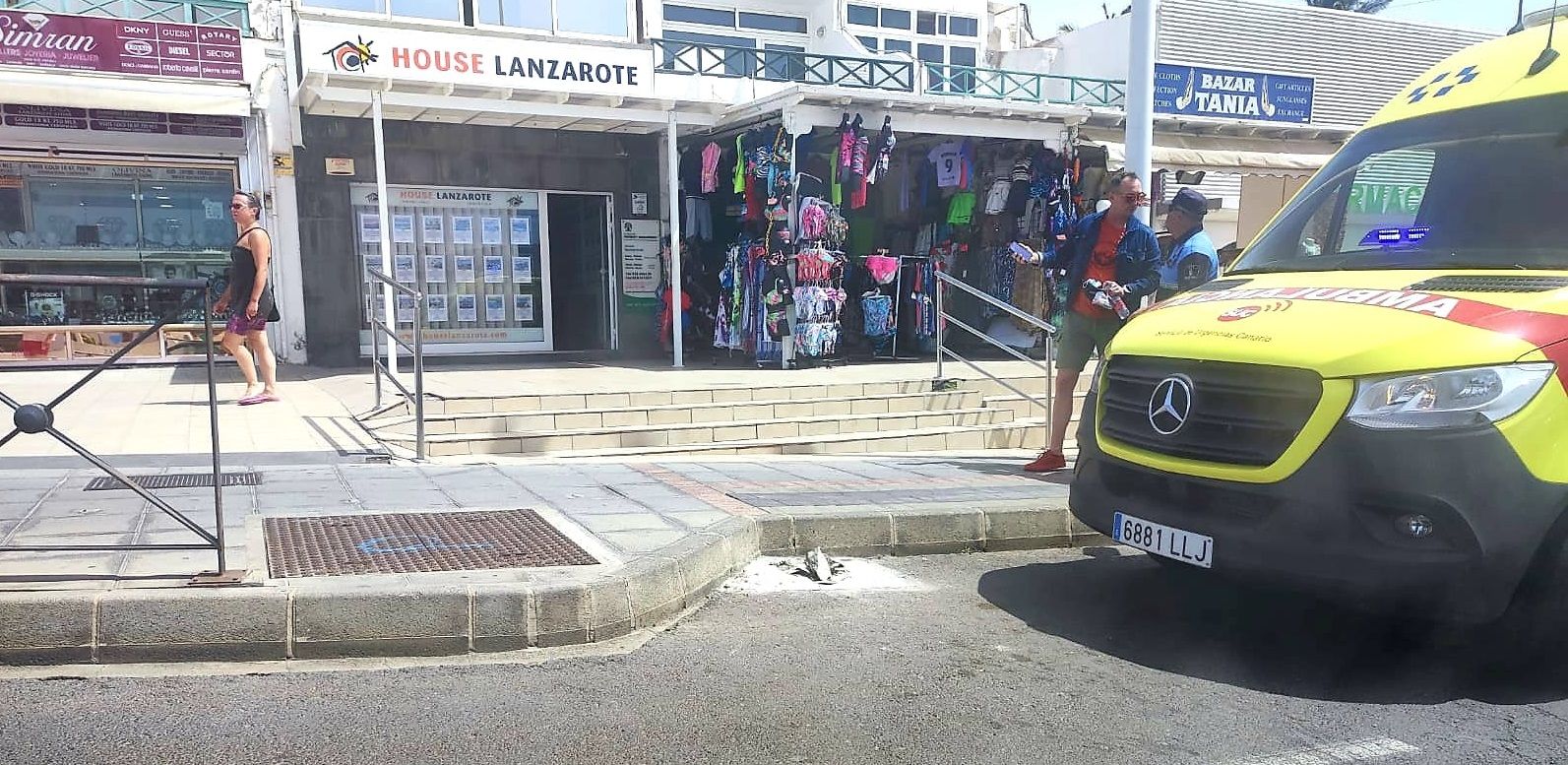 Una ambulancia junto a la base de una señal rota en Puerto del Carmen