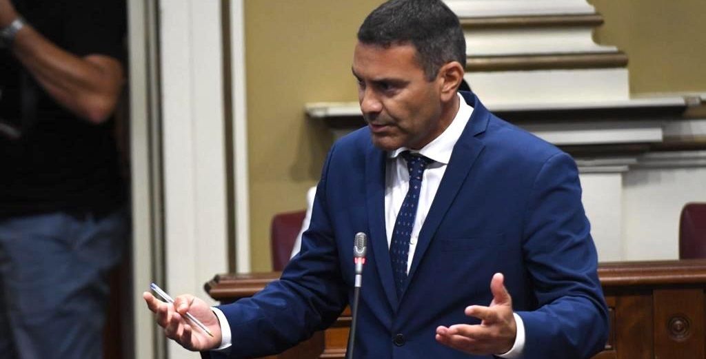 El diputado de CC Oswaldo Betancort, en el Parlamento de Canarias