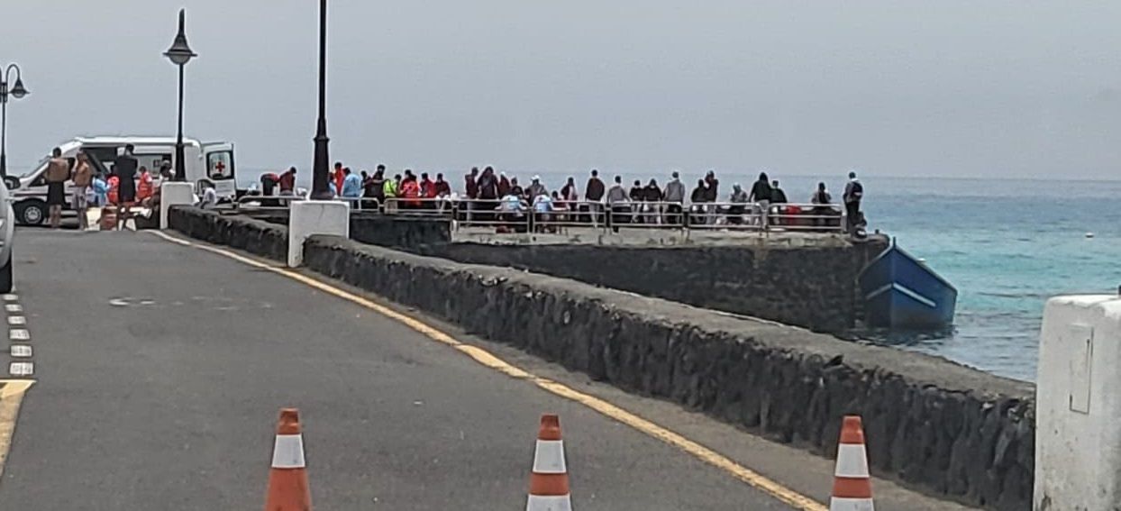 Llegada de una patera a Punta Mujeres