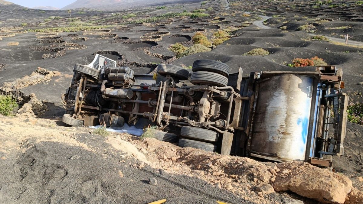 Vuelco de camión de la basura en La Geria 