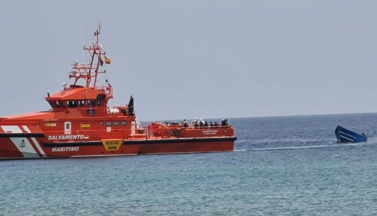 La embarcación de Salvamar, remolcando la patera hasta Arrecife (FOTOS: Dani C.)