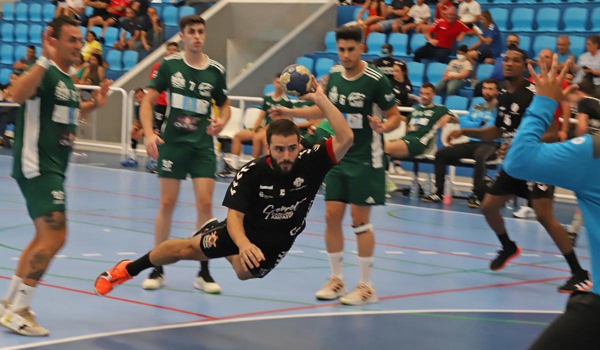Joel Peraza in a shot during the match against Balonmano Ingenio