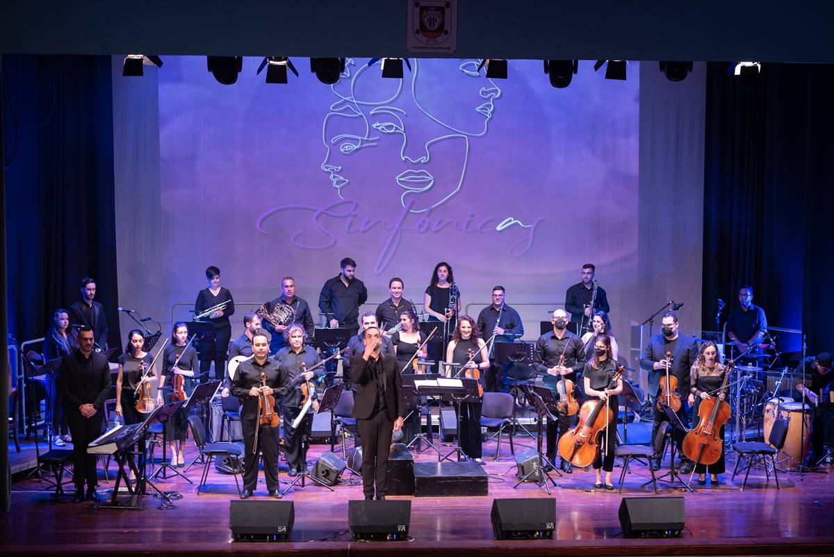 El espectáculo 'SinfónicAs' triunfa en San Bartolomé con su tributo a los iconos femeninos de la música