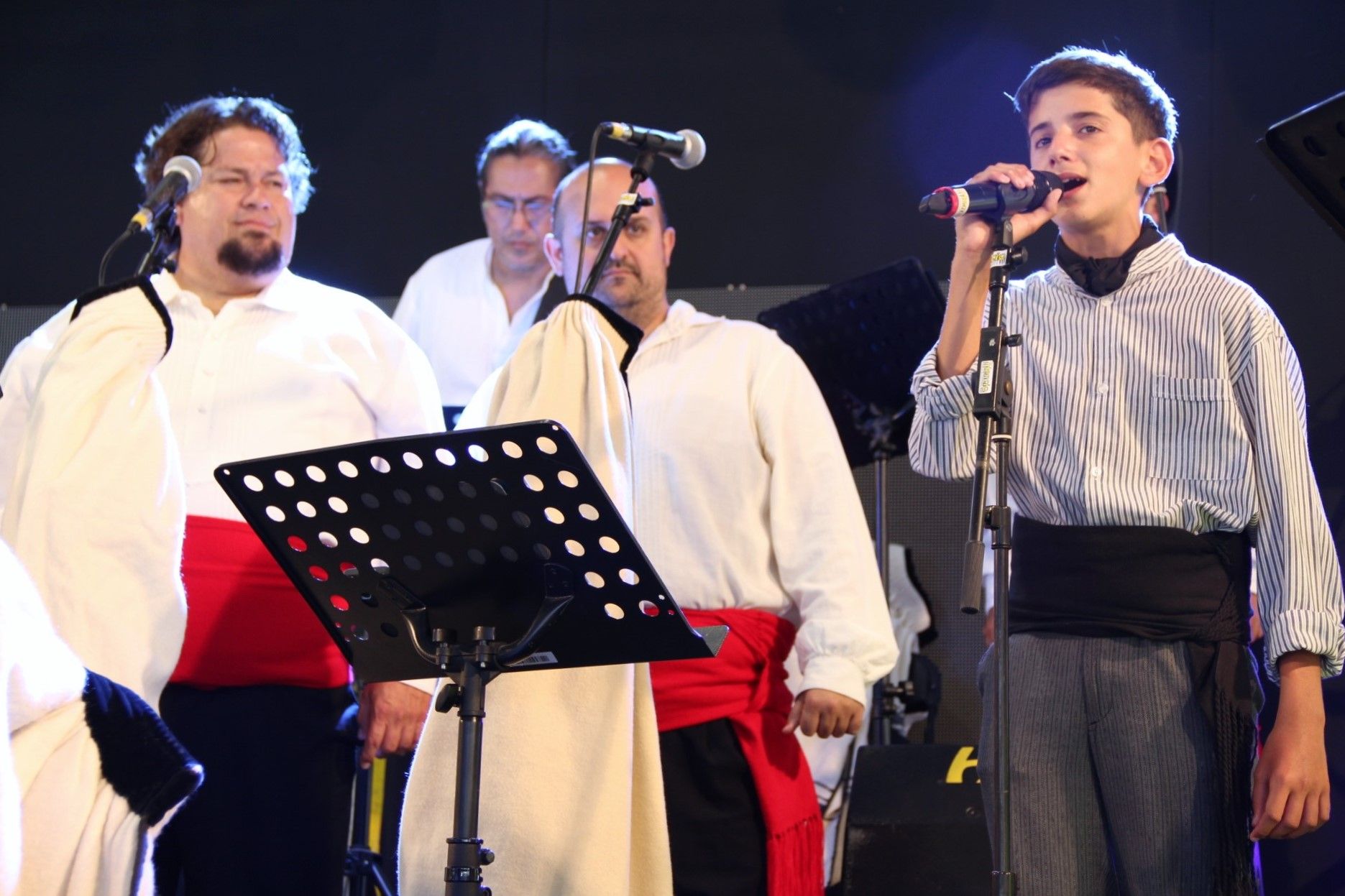 Elieser Betancort, un joven de Uga de tan solo 14 años, cantando con Los Sabandeños