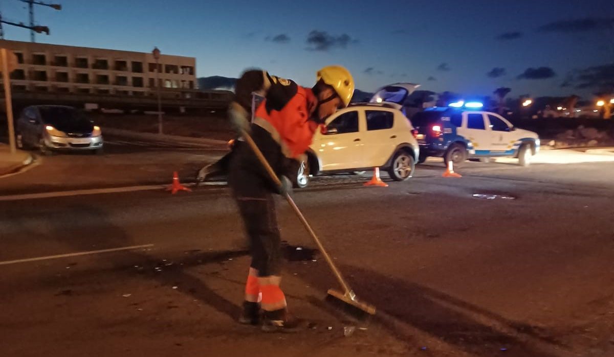 Los bomberos limpiando la calzada en Playa Blanca