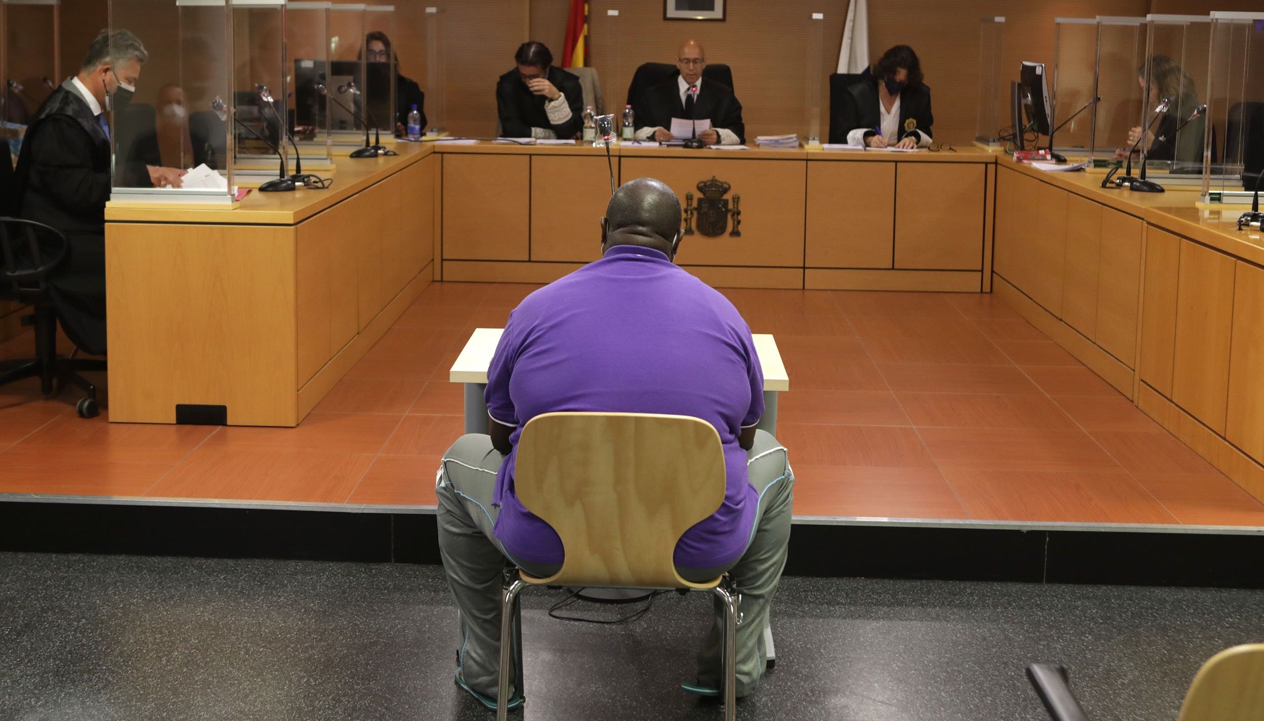 El acusado de tráfico de drogas, ante la Sección Primera de la Audiencia Provincial (FOTOS: José Luis Carrasco)