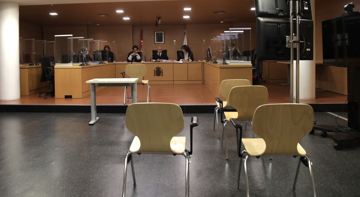 La Sección Primera de la Audiencia, en la sala de Arrecife sin el acusado (FOTOS: José Luis Carrasco)