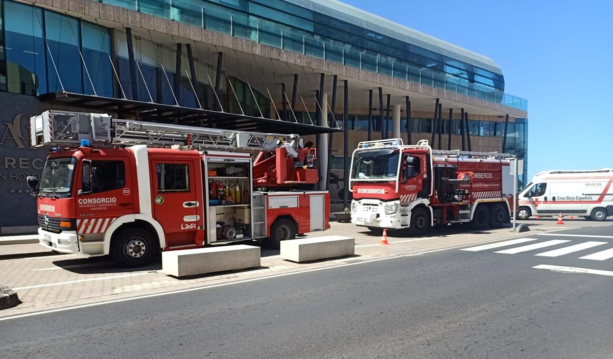 Bomberos y una ambulancia en la puerta del Arrecife Gran Hotel | Fotos: La Voz