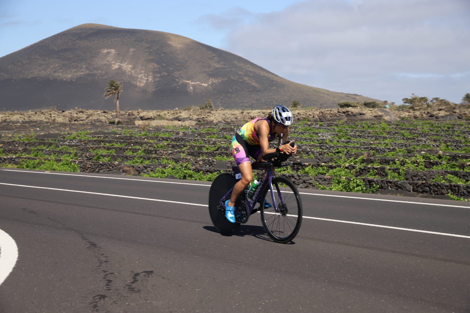 Una persona compite en el Ironman Lanzarote 2022