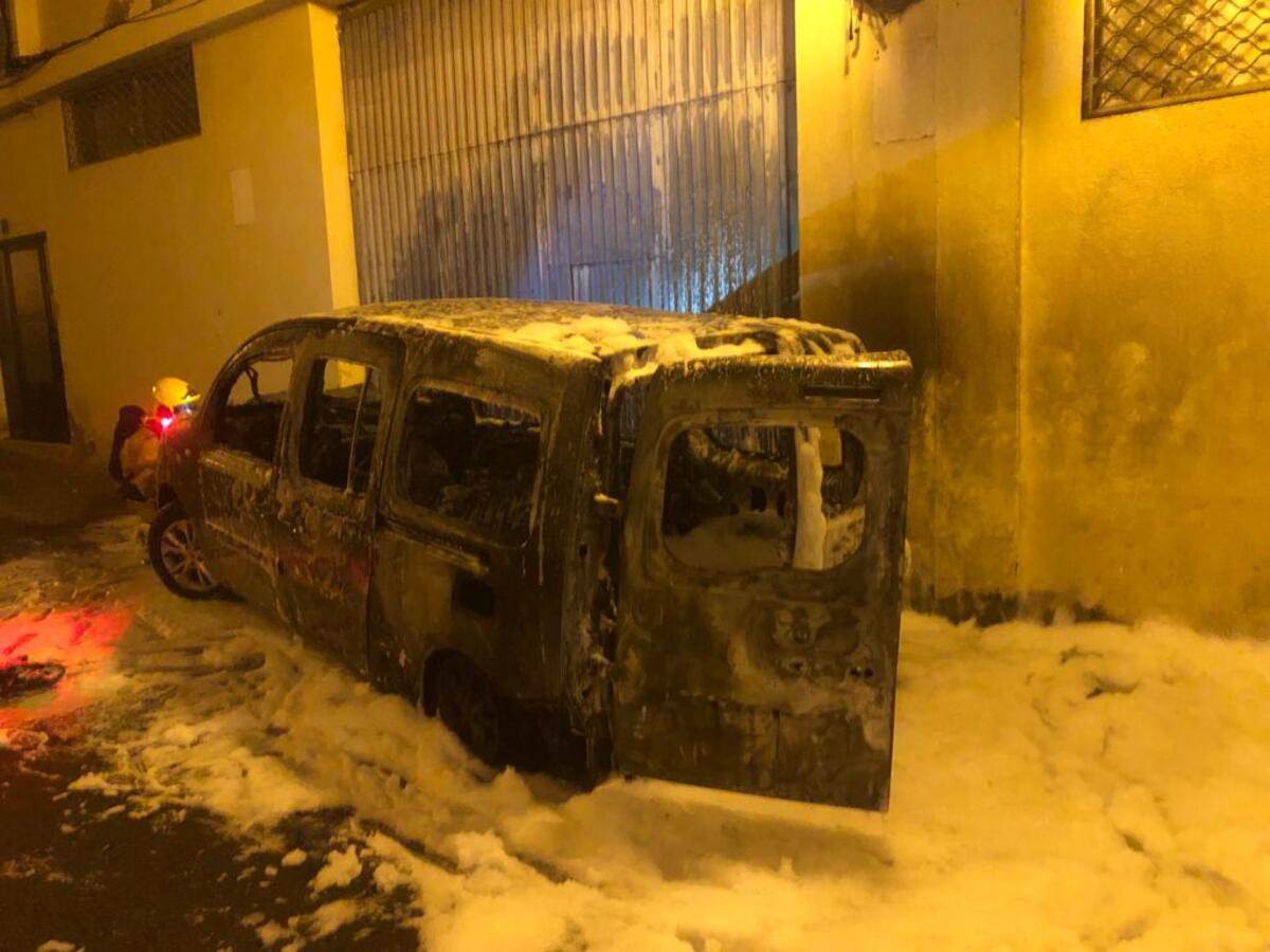 Un incendio calcina un vehículo en Arrecife y provoca daños en otro coche y un portón