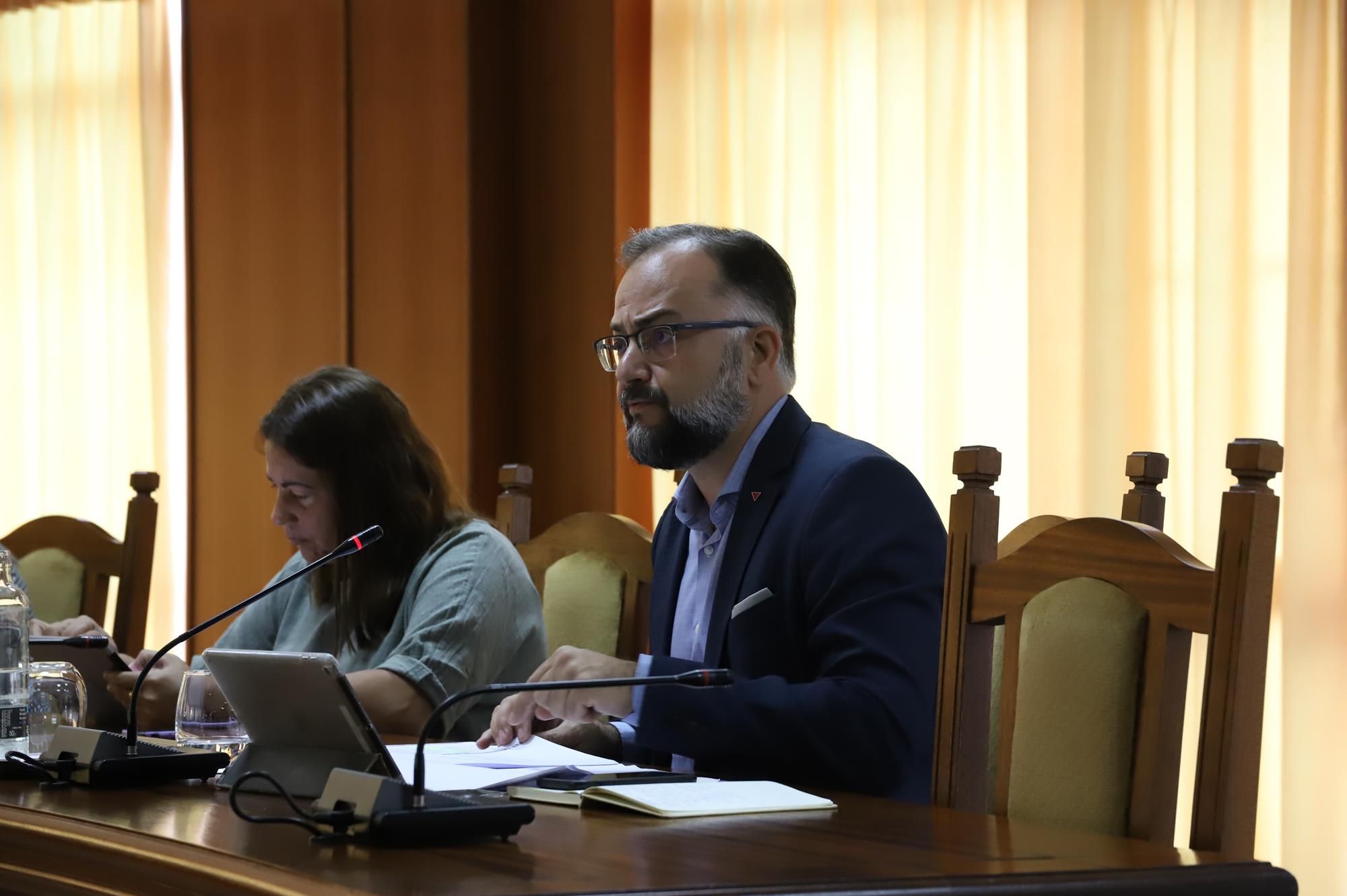 El consejero de Vivienda, Jorge Peñas, durante el pleno del Cabildo celebrado este lunes