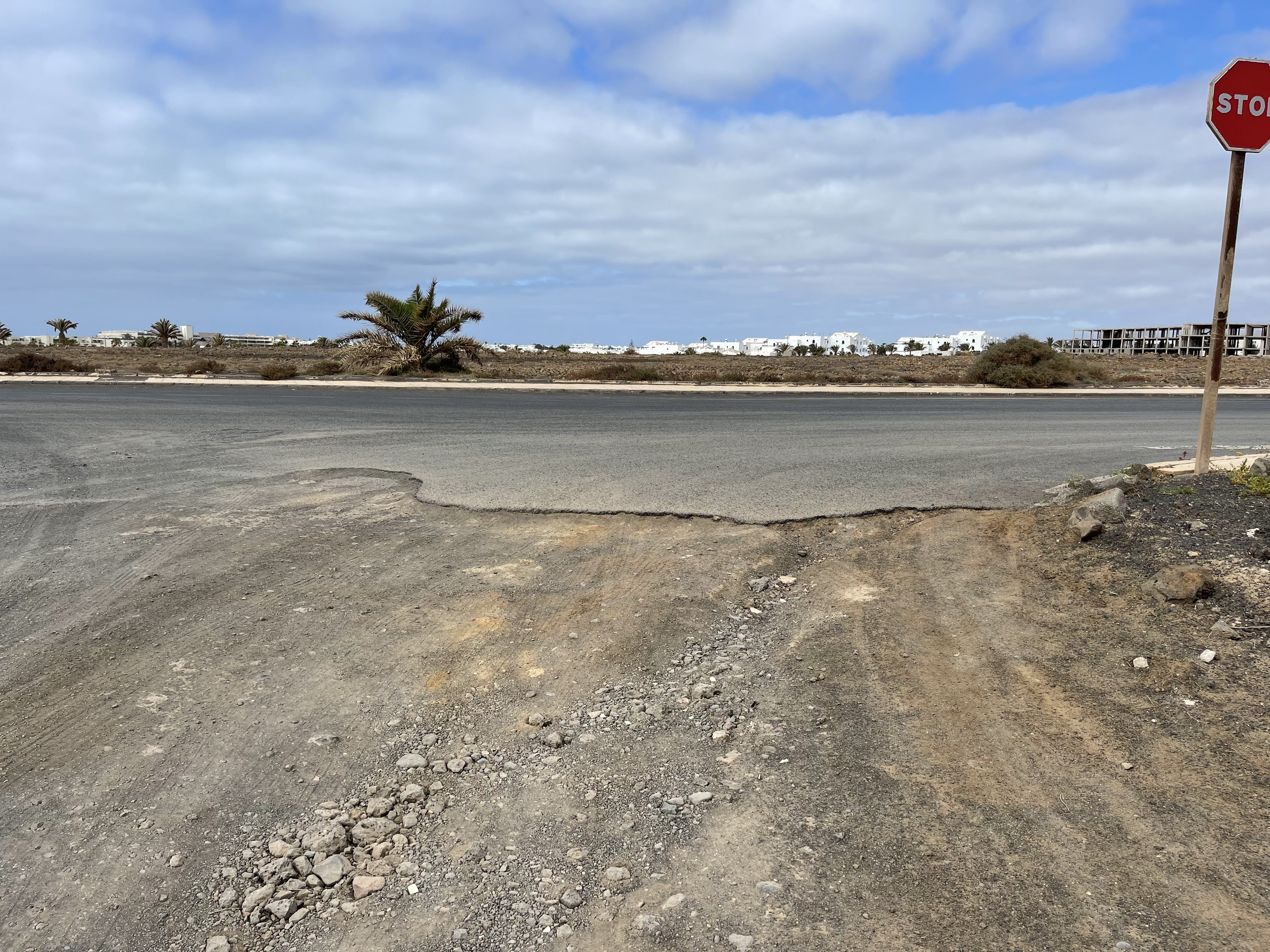 La carretera de acceso a Los Ancones