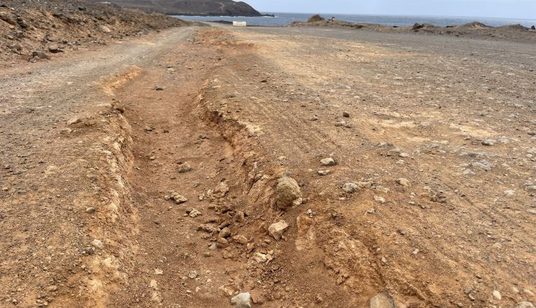 La carretera de acceso a Los Ancones