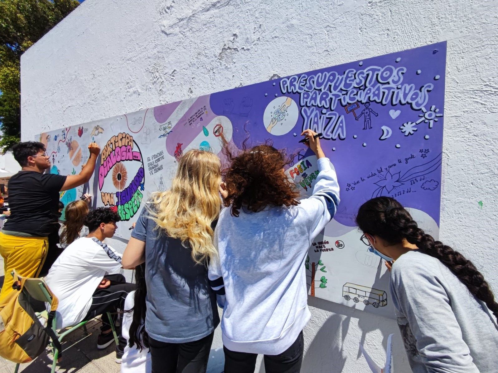 Los jóvenes del IES Yaiza plasman sus propuestas para el municipio en un mural