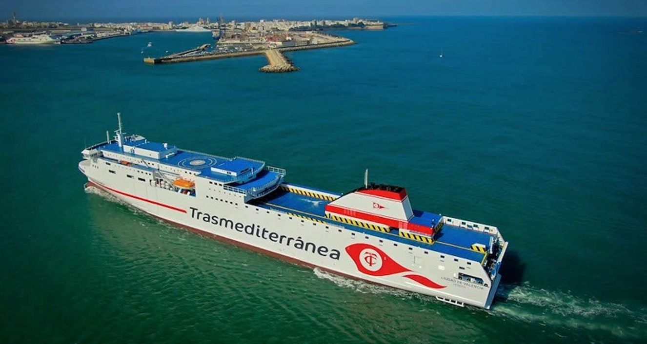 Llegada a Cádiz de ferry Trasmediterránea