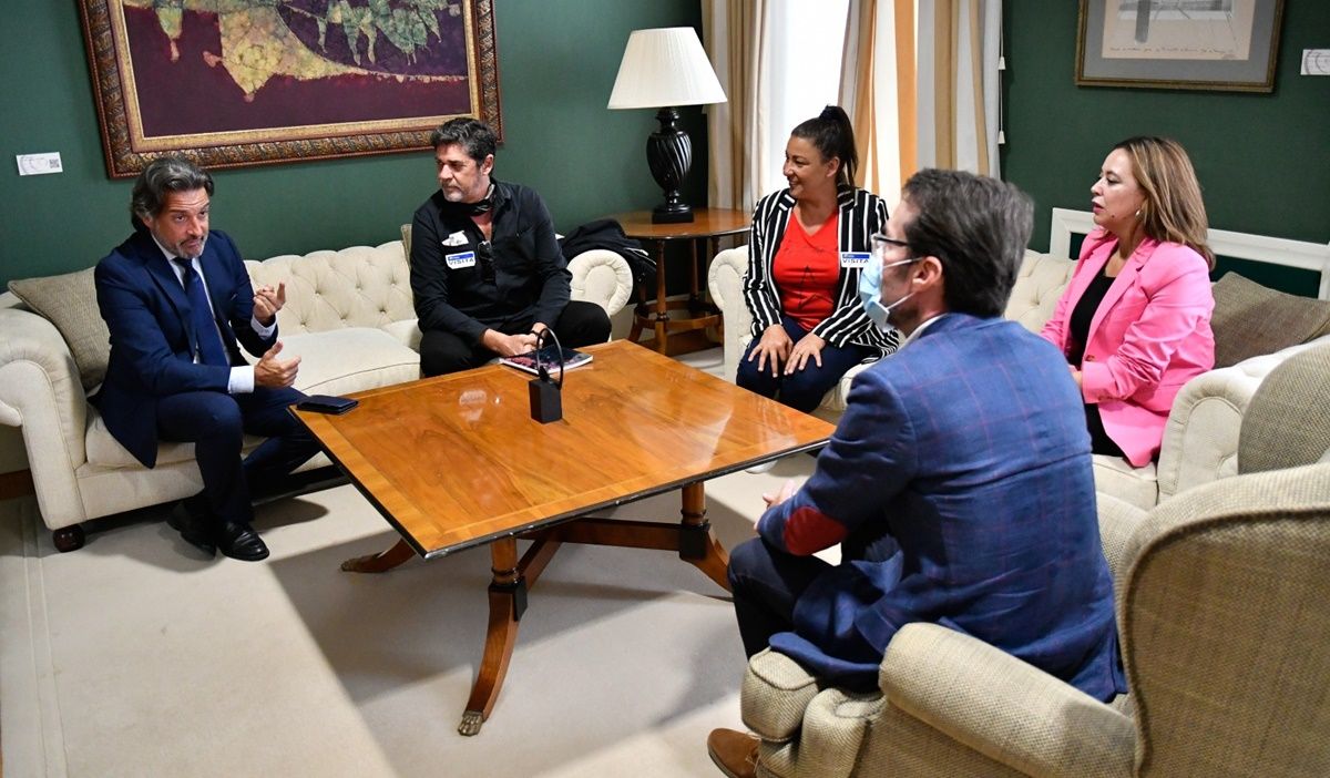 Imagen de la reunión mantenida en el Parlamento de Canarias