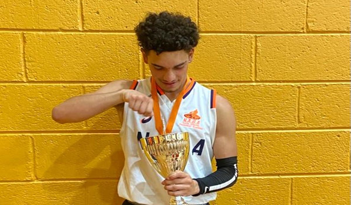 Darío Medina con el título de MVP de la European Youth Basketball