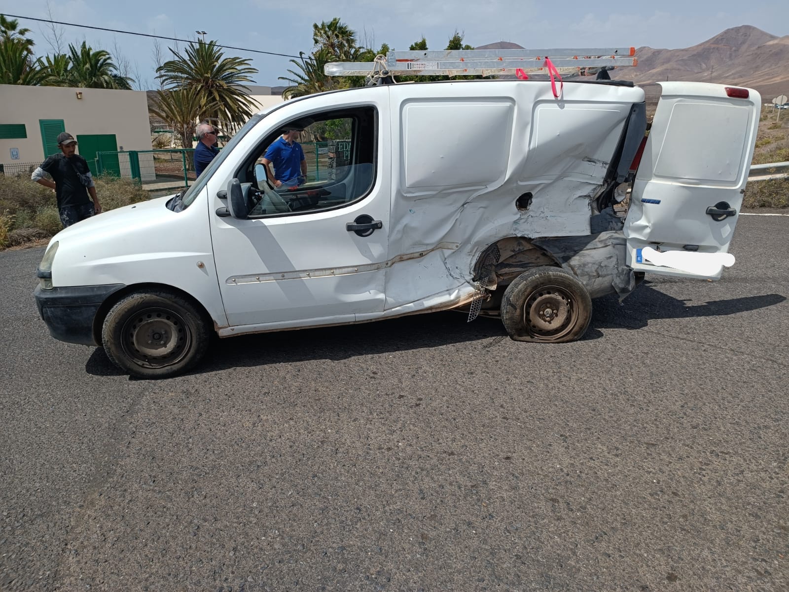 Accidente de tráfico frente al punto limpio en Playa Blanca