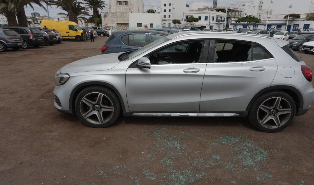 Uno de los vehículos con los cristales rotos Fotos: José Luis Carrasco