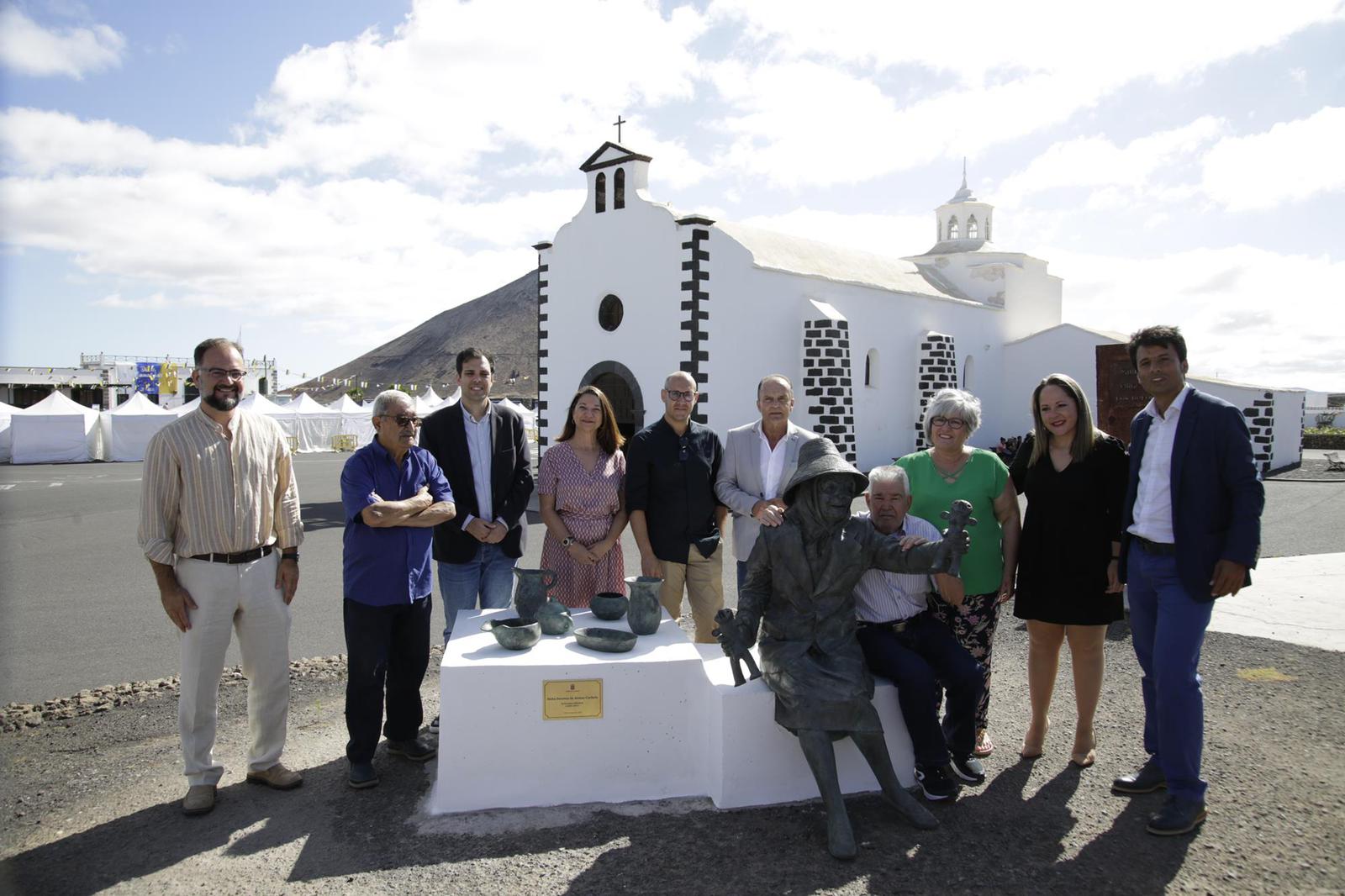 Escultura en homenaje a la artesana Dorotea de Armas