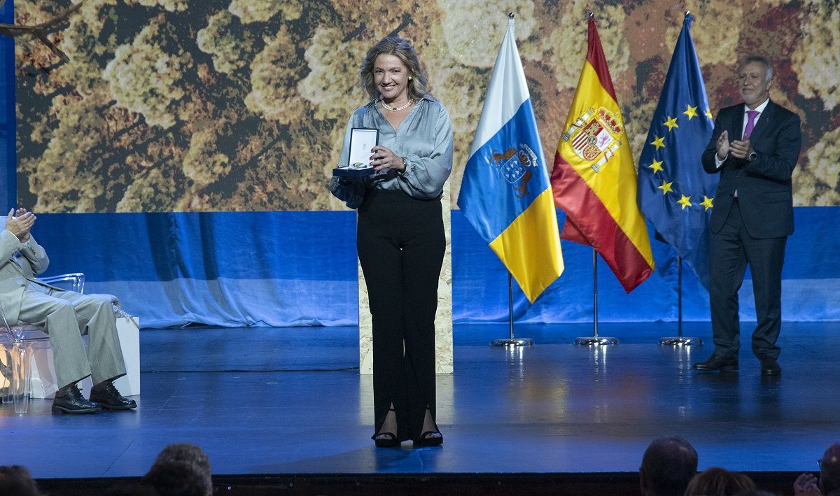 Techy Acosta recoge la Medalla de Oro de Canarias a Radio Lanzarote