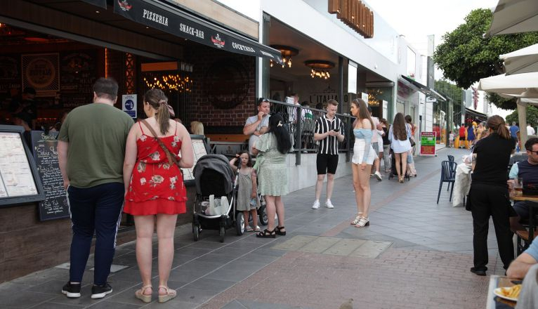 Turistas paseando por Puerto del Carmen