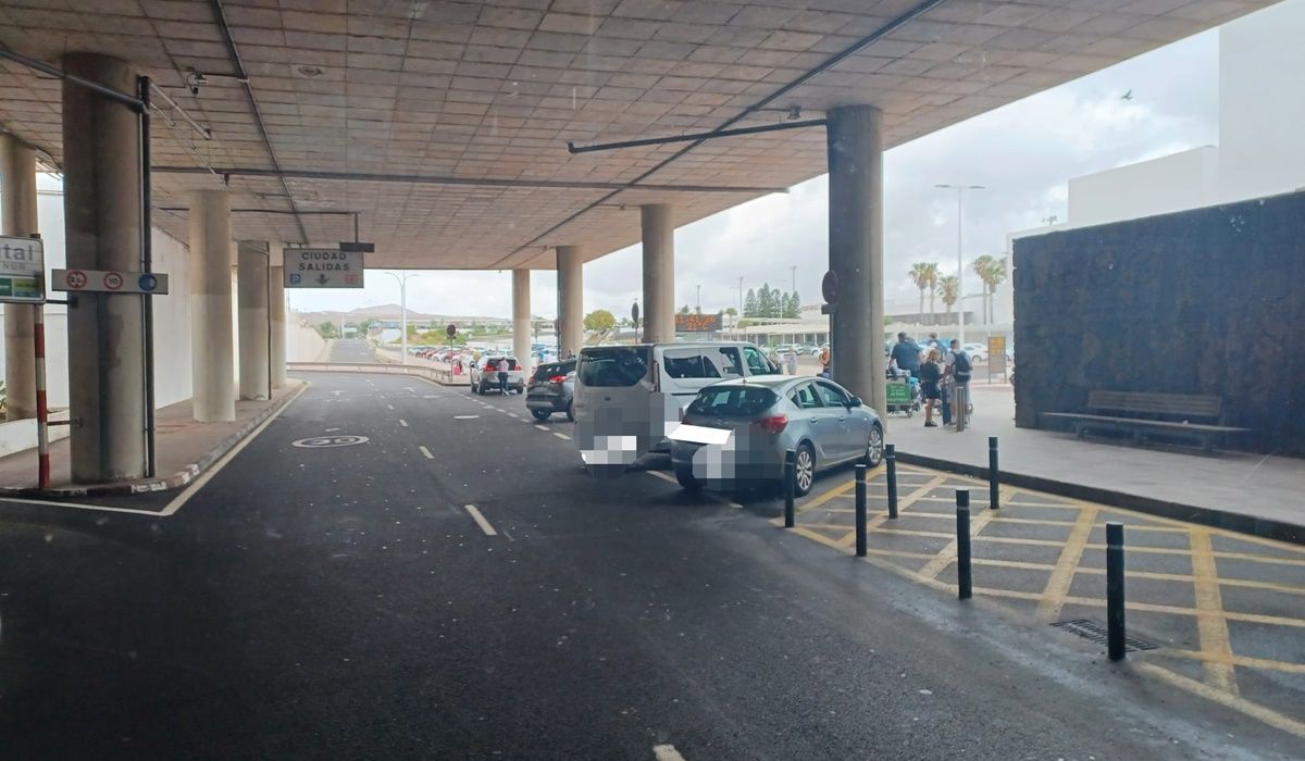 Vehículos aparcados en la parada de guaguas del aeropuerto