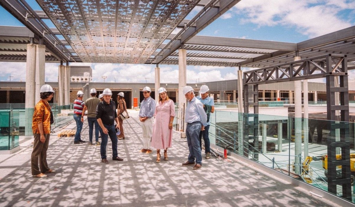 Astrid Pérez visita las instalaciones del futuro gran Centro Comercial Open Mall Lanzarote
