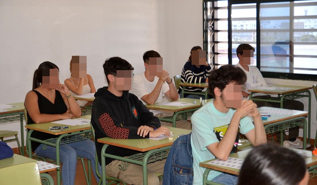 Alumnos esperando para comenzar la EBAU 2022