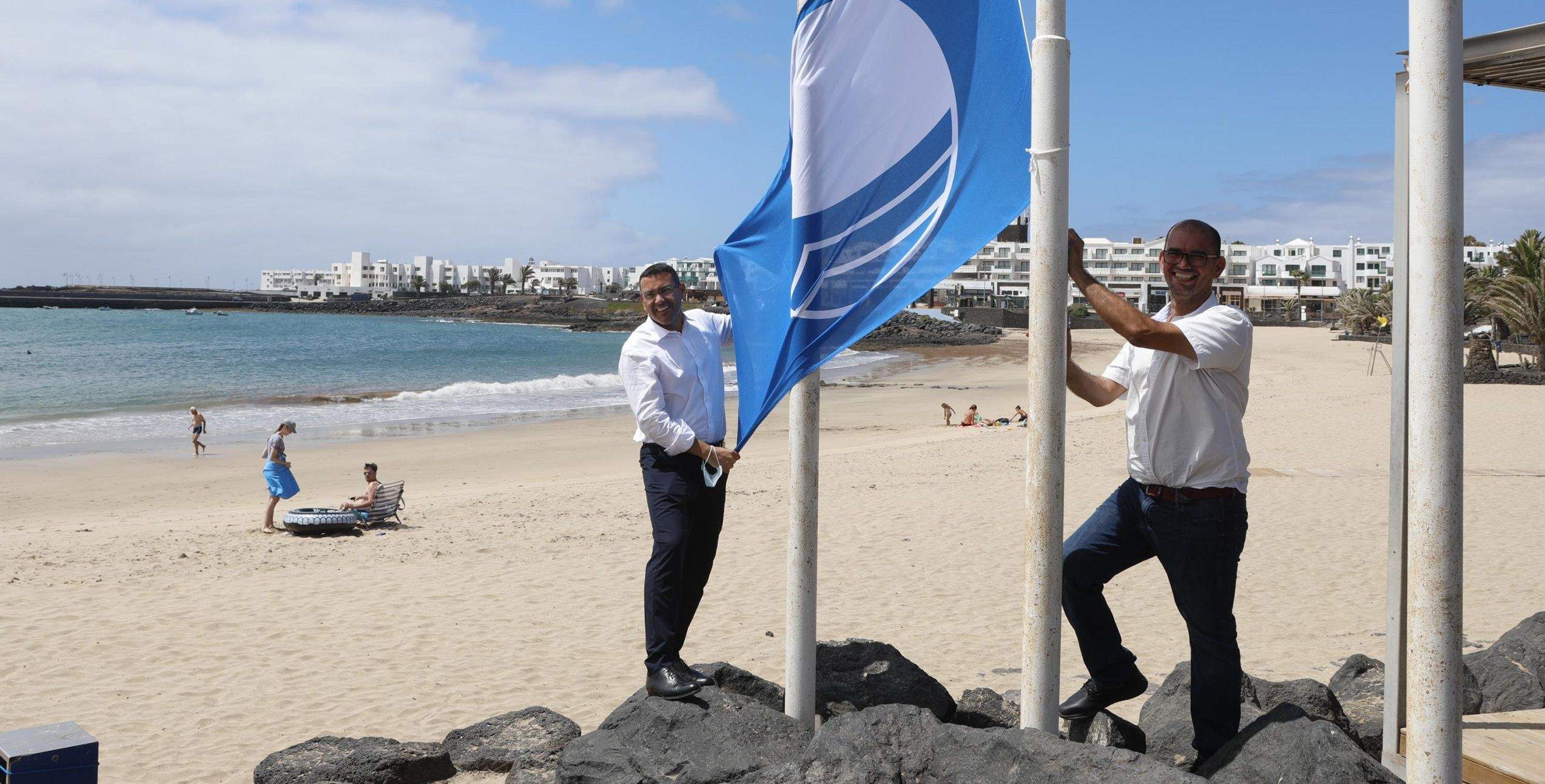 El alcalde y el concejal del área, en el izado de la bandera azul en la playa de Las Cucharas