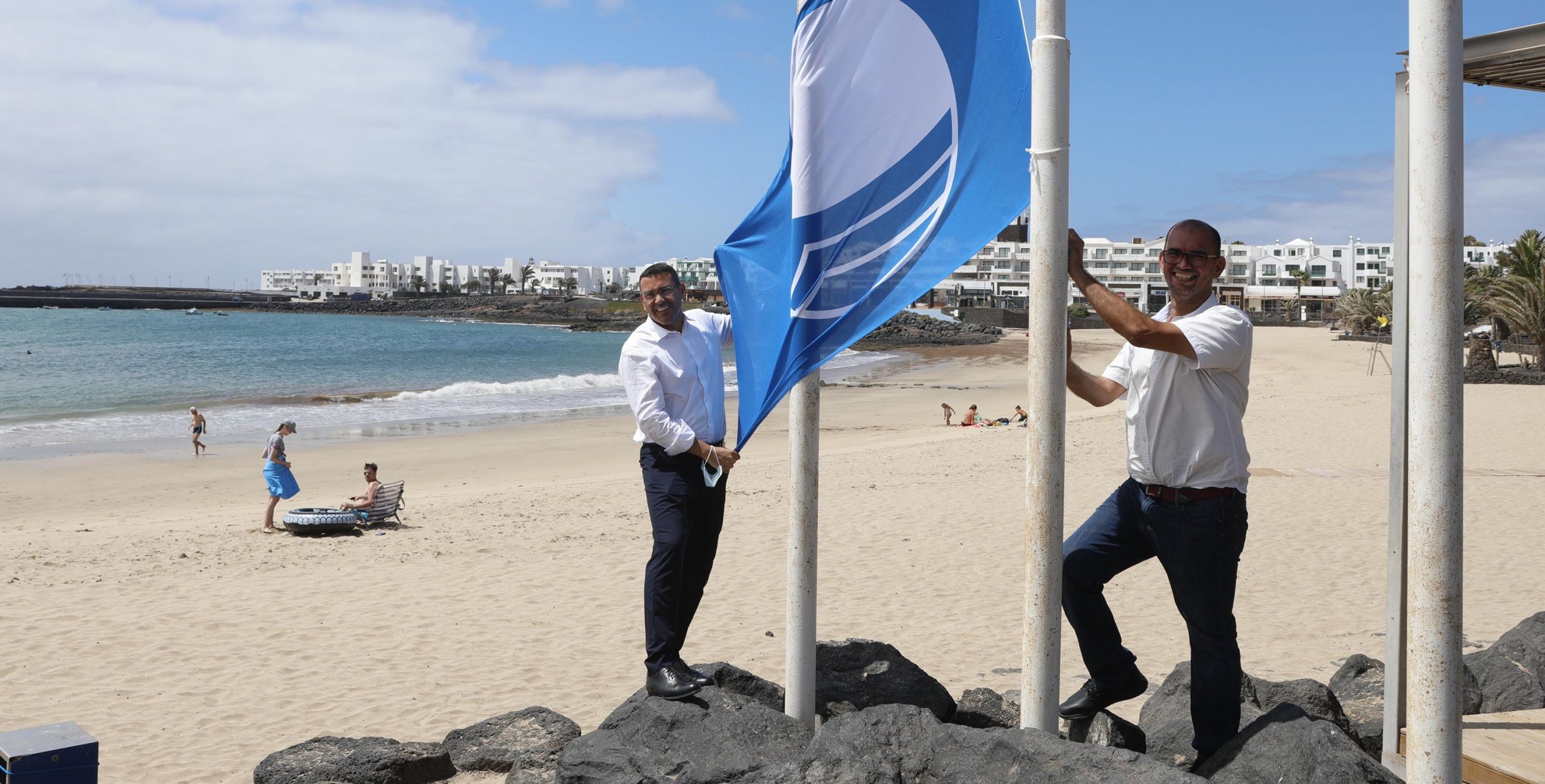 El alcalde y el concejal del área, en el izado de la bandera azul en la playa de Las Cucharas