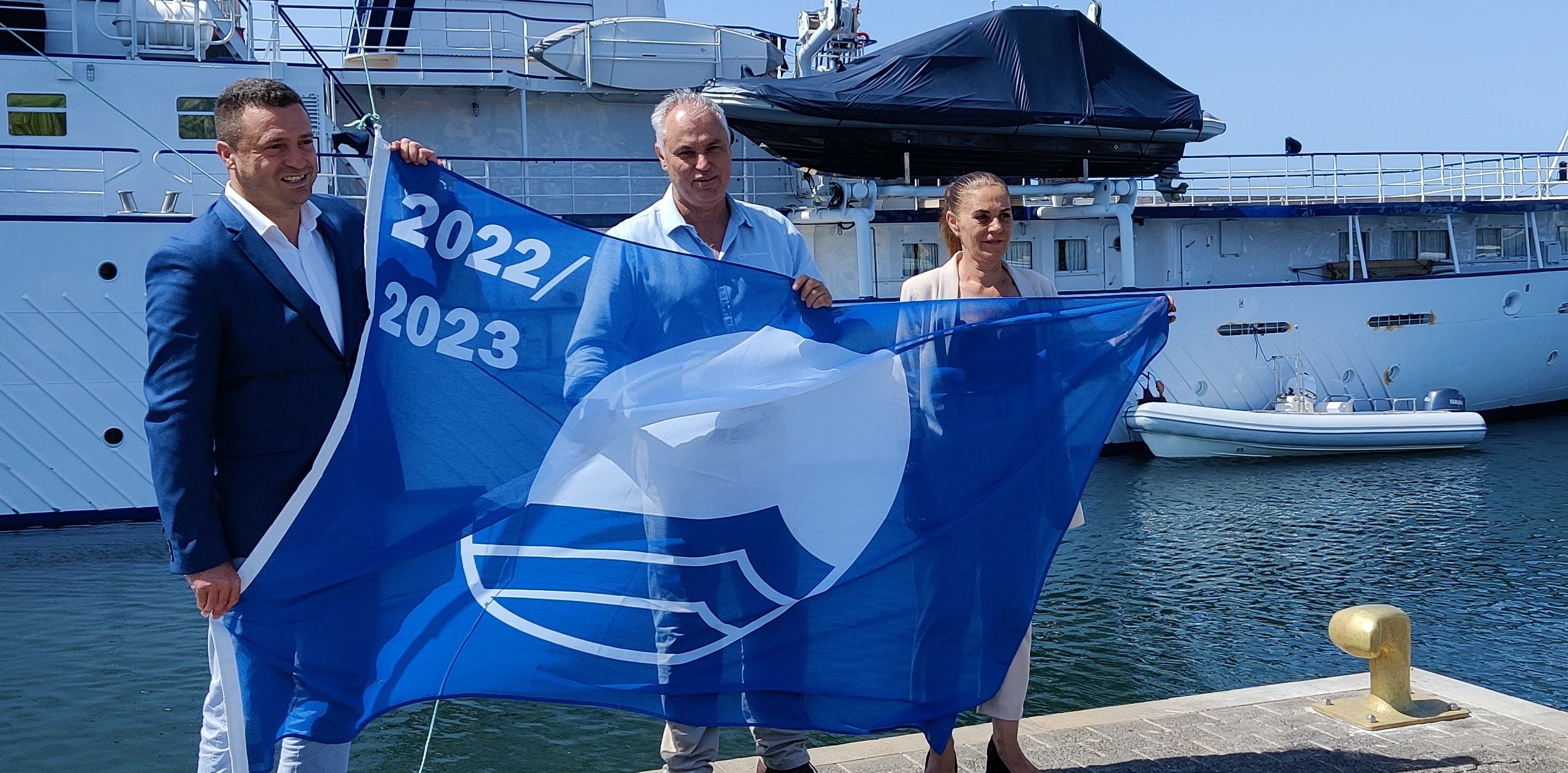 Izado de la bandera azul en Puerto Calero