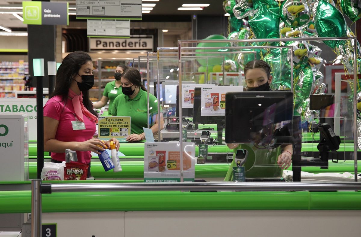 Gente comprando en el supermercado (HiperDino)