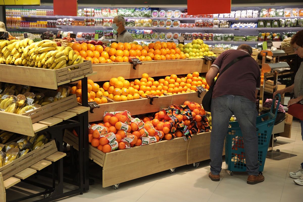 Gente comprando en la frutería de uno de los supermercados de Lanzarote en una imagen de archivo.