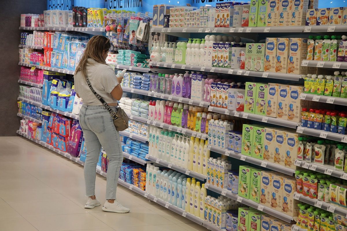 Una mujer comprando en el supermercado