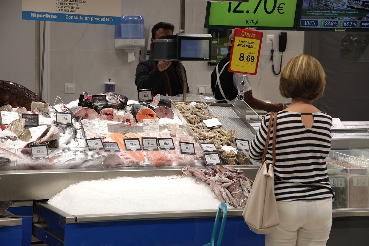 Gente comprando en la pescadería del supermercado