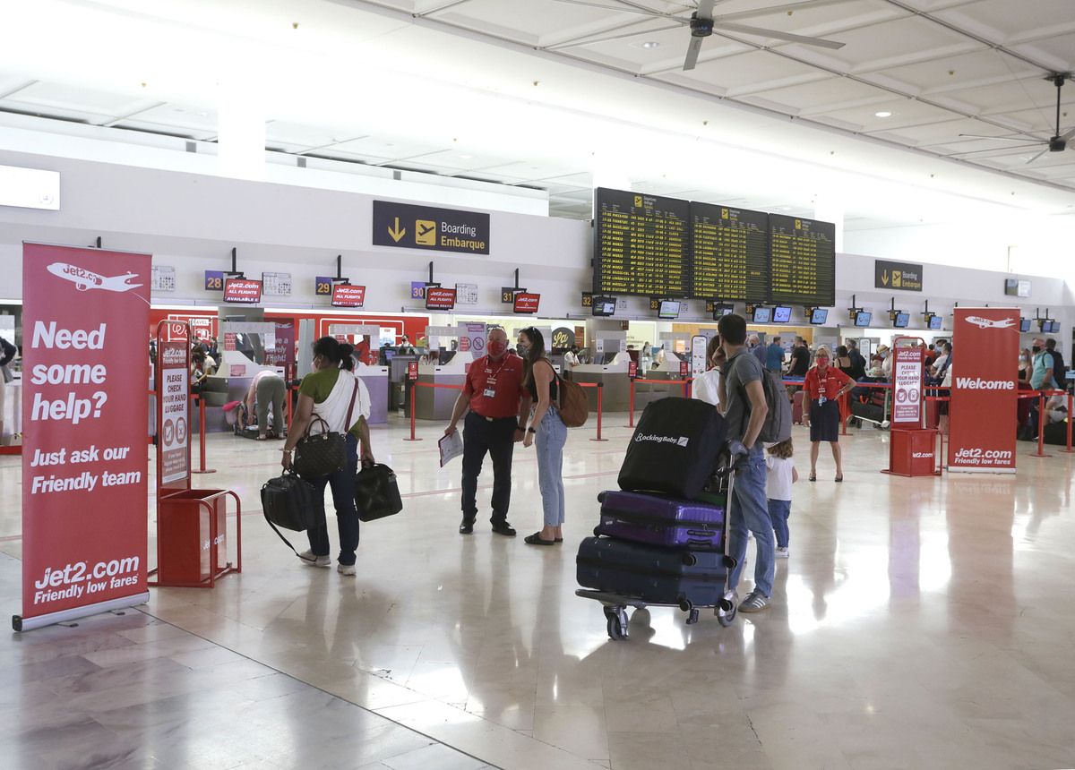 Pasajeros en el aeropuerto César Manrique de Lanzarote