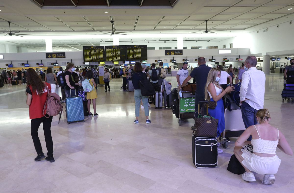 Pasajeros esperando para facturar en el aeropuerto de Lanzarote