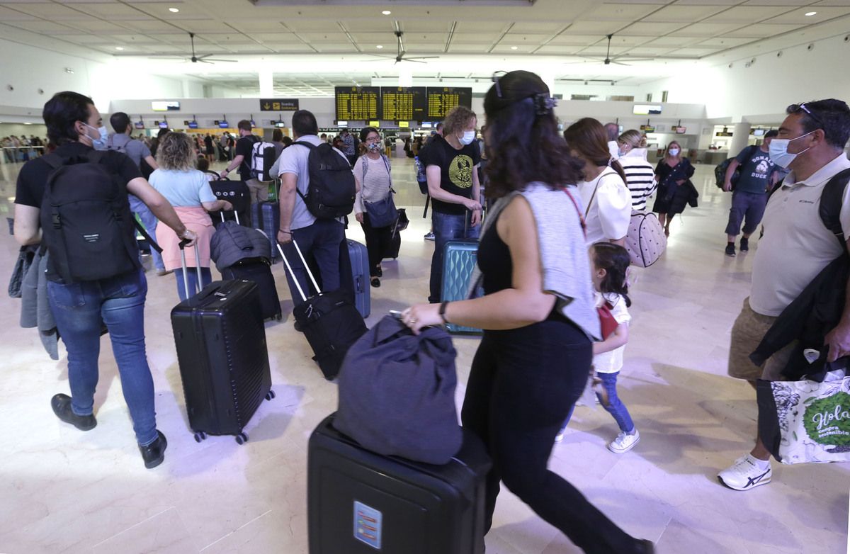 Pasajeros en el aeropuerto César Manrique