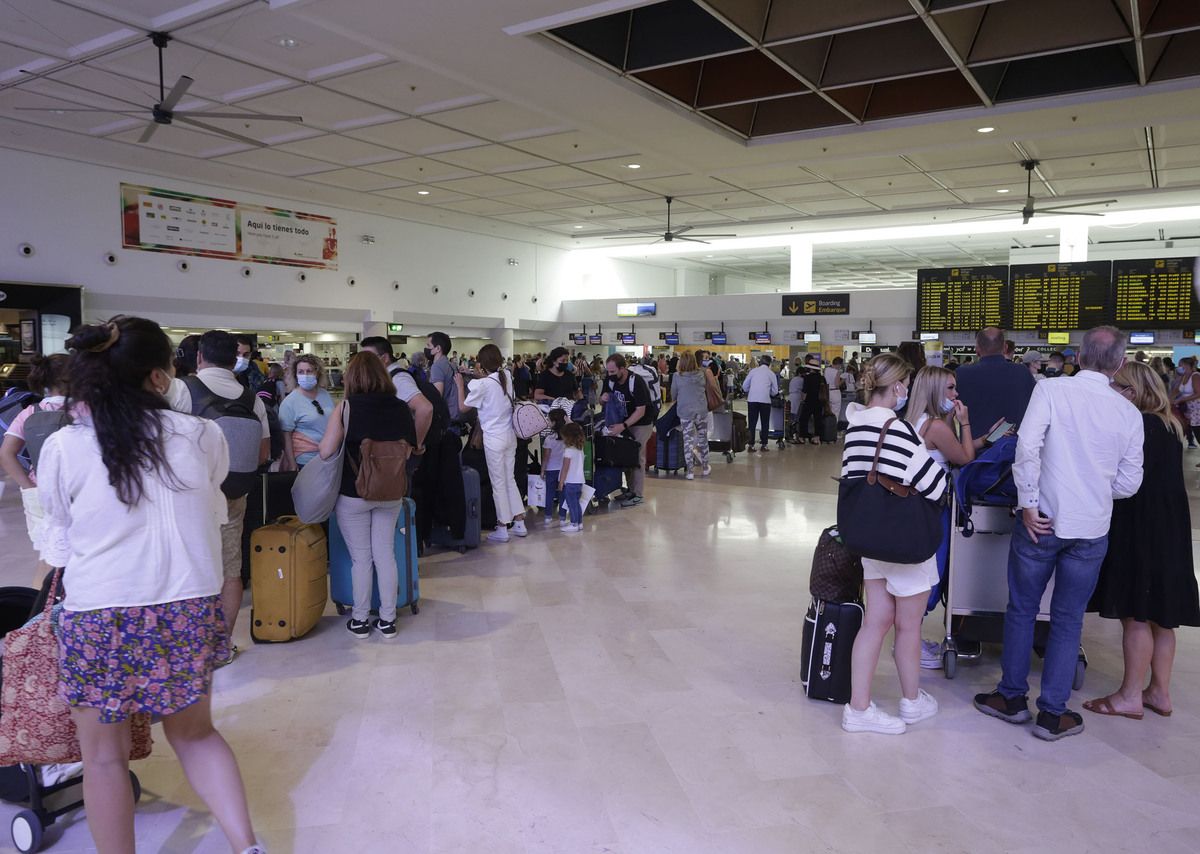 Pasajeros haciendo cola en el aeropuerto César Manrique de Lanzarote