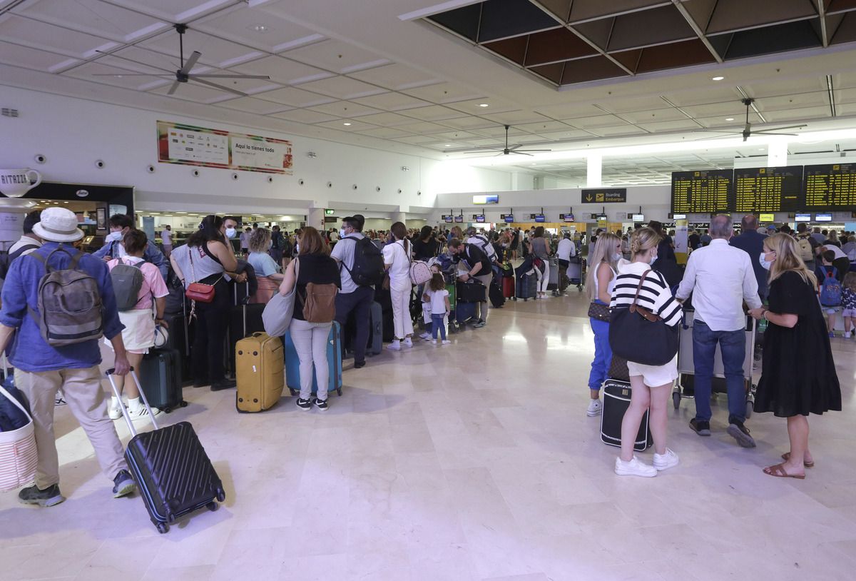 Pasajeros en el aeropuerto César Manrique de Lanzarote