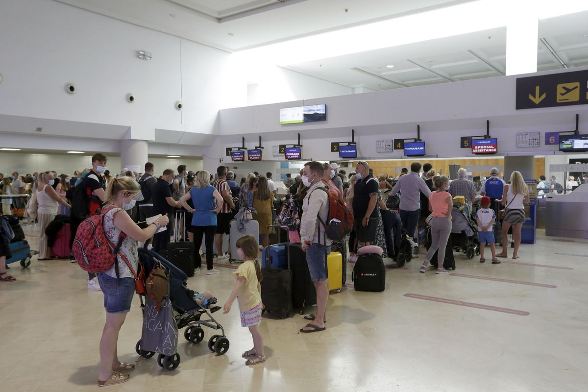 Pasajeros esperando para facturar en el aeropuerto César Manrique de Lanzarote