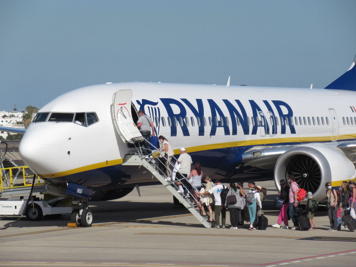Pasajeros entrando al avión de Ryanair Pasajeros entrando al avión de Ryanair