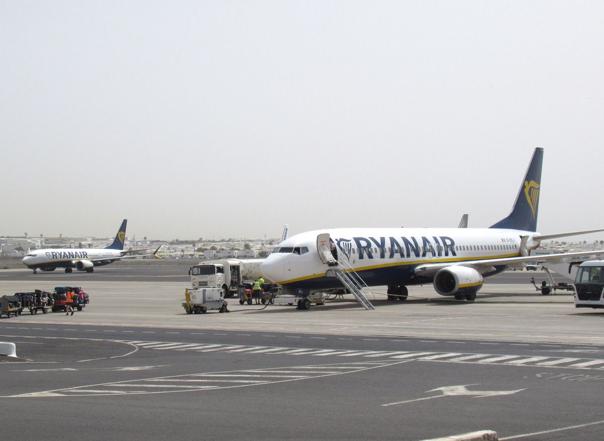 Avión en la pista del aeropuerto